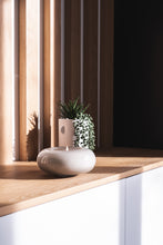 Load image into Gallery viewer, Les bougies Poudrées Paris vous permettent d'exprimer votre créativité en utilisant le contenant de votre choix. Il suffit de verser les perles végétales et planter une mèche. Disponible chez Artyana Aix en Provence.