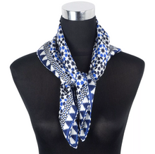 Charger l'image dans la galerie, Carré de soie bleu Sabika