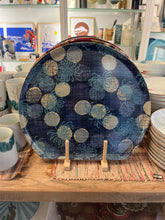 Load image into Gallery viewer, Plateau japonais 1/2 lune bleu tapisser