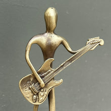 Load image into Gallery viewer, Guitariste en bronze sur pierre de lave
