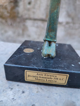 Charger l'image dans la galerie, Bronze étrusque Divinité féminine