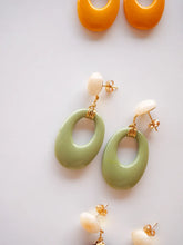 Charger l'image dans la galerie, Boucles d'oreilles résine artyana Aix en Provence
