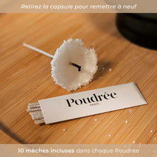 Load image into Gallery viewer, Les bougies de perles de cire végétales de la marque Poudrée Paris sont rechargeables. Il suffit de changer la mèche (10 mèches incluses). La marque Poudrée Paris est disponible chez Artyana concept store à Aix en provence.