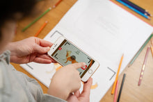 Charger l'image dans la galerie, Ce cahier de dessin animé n'est pas un cahier de coloriage comme les autres ! Grâce à l'application gratuite, vos dessins se transforme en dessins animés. Les fables sont contées, c'est un réel enchantement. Cette innovation de Blinkbook rencontre un très beau succès en boutique chez Artyana à Aix en Provence.