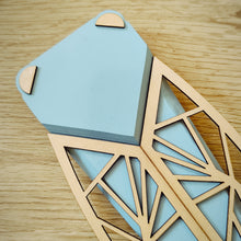 Load image into Gallery viewer, Cigale stylisée en bois