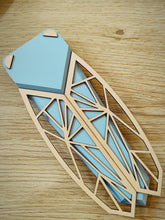 Load image into Gallery viewer, Cigale stylisée en bois