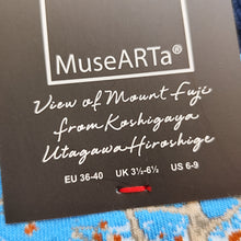 Load image into Gallery viewer, Chaussettes Hiroshige - Vue du mont Fuji de Koshigawa