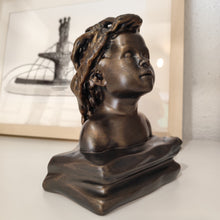 Charger l'image dans la galerie, La petite châtelaine bronze artyana Aix en Provence