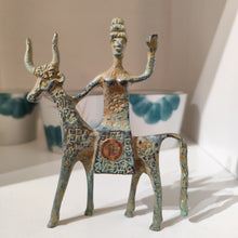 Load image into Gallery viewer, Bronze étrusque - Donna etrusca sul bue