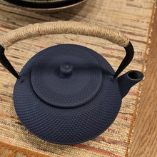 Charger l'image dans la galerie, Théière en fonte émaillée