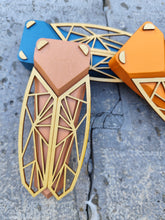 Load image into Gallery viewer, Cigale stylisée en bois