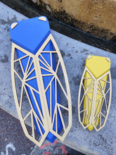 Load image into Gallery viewer, Cigale stylisée en bois