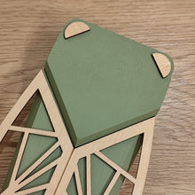 Load image into Gallery viewer, Cigale stylisée en bois