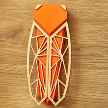 Load image into Gallery viewer, Cigale stylisée en bois