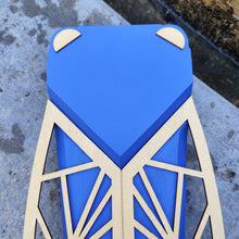 Load image into Gallery viewer, Cigale stylisée en bois