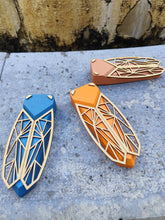 Load image into Gallery viewer, Cigale stylisée en bois