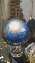 Charger et lire la vidéo dans la visionneuse de la Galerie, Mova Globe rotatif - Bleu et Gris métallisé
