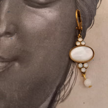 Load image into Gallery viewer, Boucles d&#39;oreilles Eve Rosec Art nouveau nacre Aix en provence
