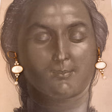 Load image into Gallery viewer, Boucles d&#39;oreilles patine à l&#39;ancienne nacre Aix en Provence
