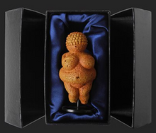 Charger l&#39;image dans la galerie, Vénus de Willendorf
