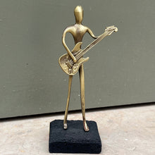 Load image into Gallery viewer, Guitariste en bronze sur pierre de lave
