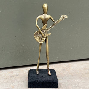 Guitariste en bronze sur pierre de lave