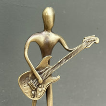 Load image into Gallery viewer, Guitariste en bronze sur pierre de lave
