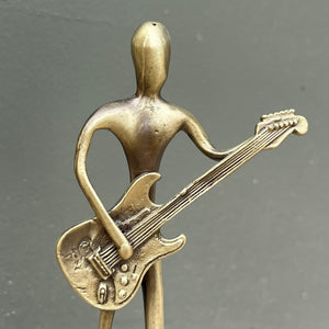 Guitariste en bronze sur pierre de lave