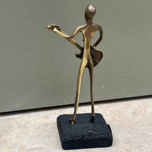 Load image into Gallery viewer, Guitariste en bronze sur pierre de lave
