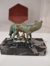 Charger l&#39;image dans la galerie, Louve romain bronze
