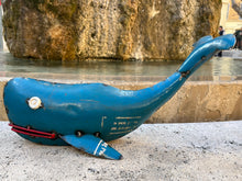 Charger l&#39;image dans la galerie, Baleine en métal recyclé
