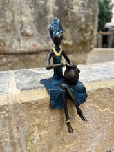 Charger l&#39;image dans la galerie, Femme bronze - assise petite
