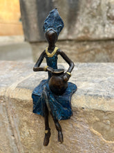 Charger l&#39;image dans la galerie, Femme bronze - assise petite

