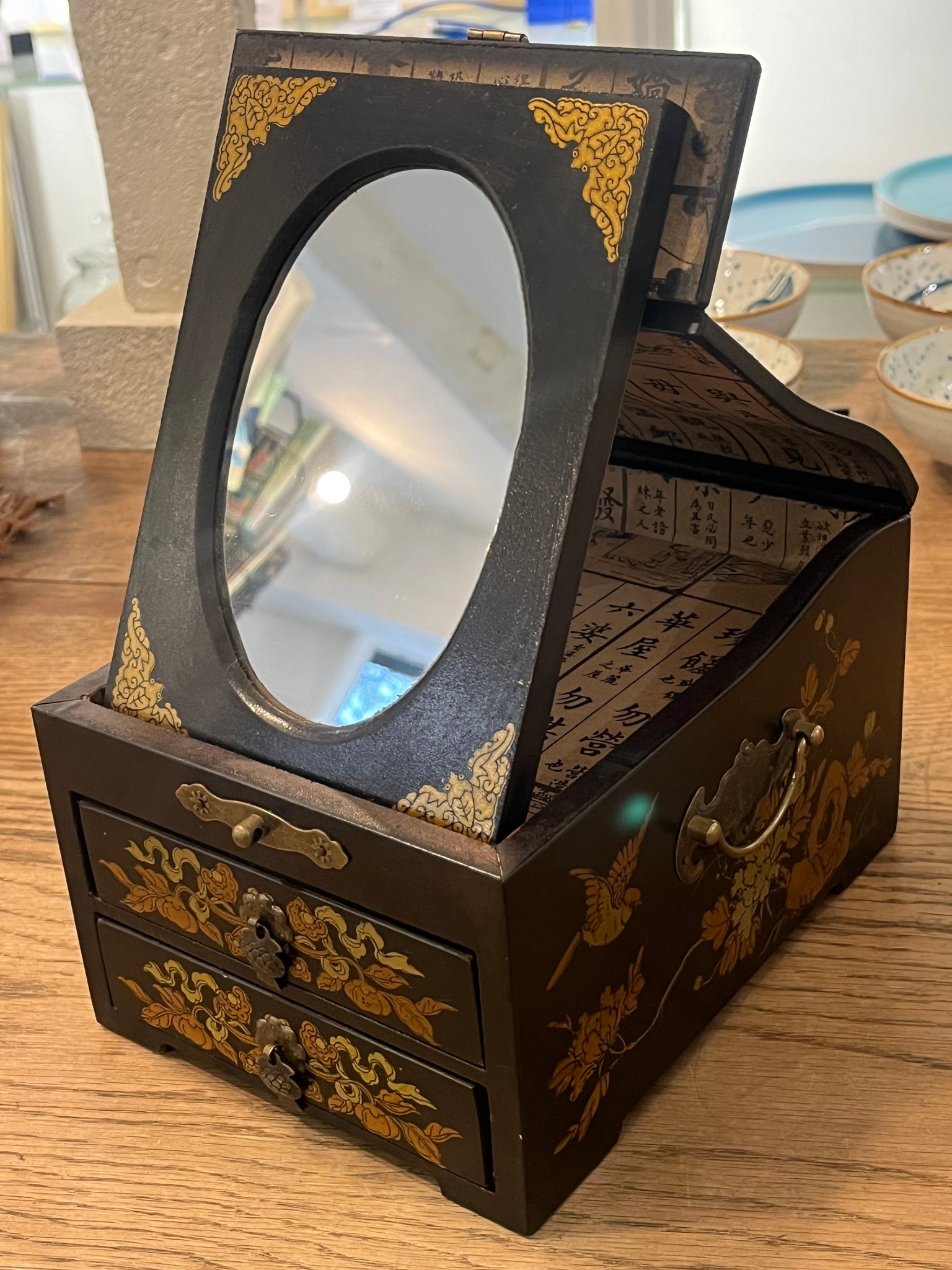 Petite Boite chinoise verte avec un oiseau et son Boulier en bois Petite Boite chinoise verte avec un oiseau et son Boulier en bois