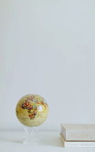 Charger l&#39;image dans la galerie, Mova Globe - carte politique jaune pâle
