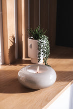 Load image into Gallery viewer, Les bougies Poudrées Paris vous permettent d'exprimer votre créativité en utilisant le contenant de votre choix. Et pourquoi pas réutiliser un ancien contenant, un vase, une tasse ou même un coquillage ! Il suffit de verser les perles végétales et planter une mèche. Disponible chez Artyana Aix en Provence.
