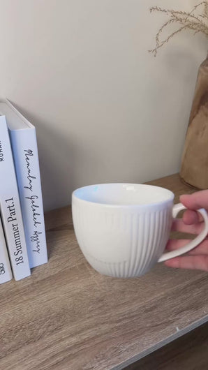 Les bougies Poudrées Paris vous permettent d'exprimer votre créativité en utilisant le contenant de votre choix, et pourquoi pas une tasse ! Il suffit de verser les perles végétales et planter une mèche. Collection disponible chez Artyana Aix en Provence.