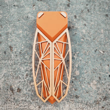 Load image into Gallery viewer, Cigale stylisée en bois
