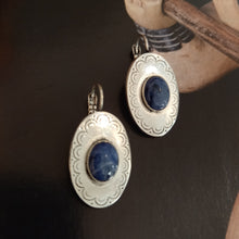 Load image into Gallery viewer, Boucles d&#39;oreilles dormeuses Sodalite
