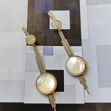 Load image into Gallery viewer, Dormeuses rondes Art Déco Nacre
