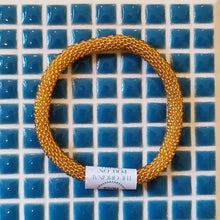 Load image into Gallery viewer, Bracelet en perles du Népal - Doré
