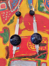 Load image into Gallery viewer, Dormeuses rondes Art Déco Nacre
