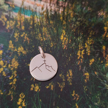 Load image into Gallery viewer, Mini Pendentif  Gravure Montagne Sainte Victoire
