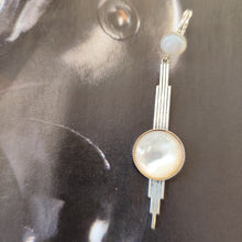 Load image into Gallery viewer, Dormeuses rondes Art Déco Nacre
