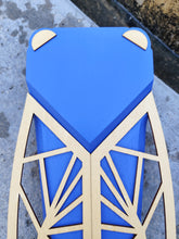 Load image into Gallery viewer, Cigale stylisée en bois
