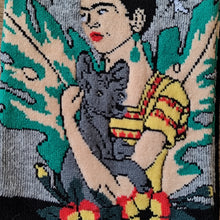 Load image into Gallery viewer, Chaussettes Frida Kahlo, Frida avec un chien
