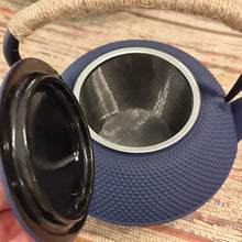 Charger l&#39;image dans la galerie, Théière en fonte émaillée
