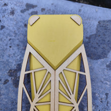 Load image into Gallery viewer, Cigale stylisée en bois
