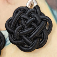 Charger l&#39;image dans la galerie, Boucles d&#39;oreilles noires Passementerie

