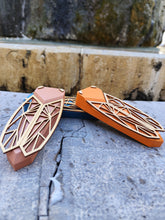 Load image into Gallery viewer, Cigale stylisée en bois
